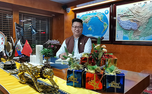 12月24日 董事长郝秀宝向国外客户朋友致词圣诞节