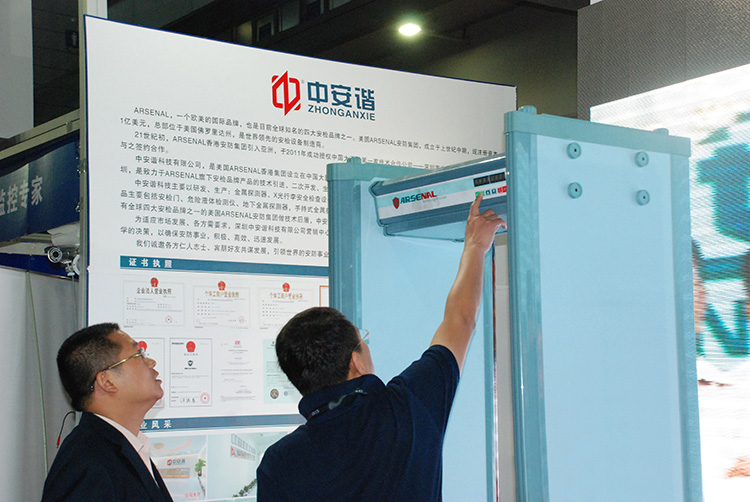 2013深圳安博会,参观的客户对中安谐产品兴趣浓厚