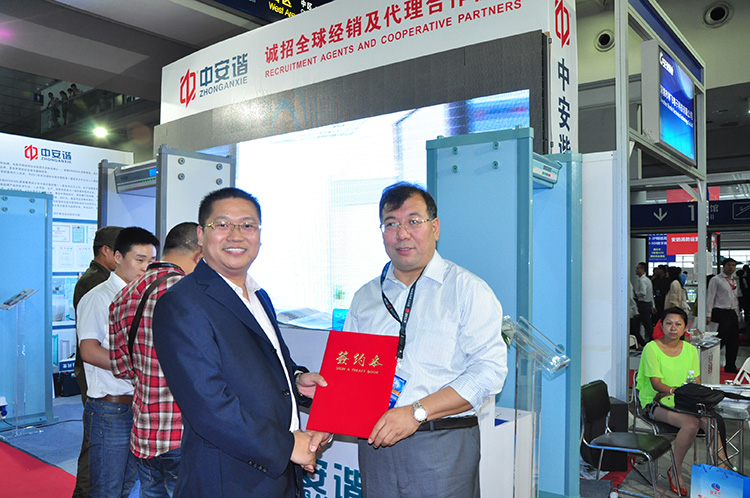 2013深圳安博会,客户在展会上签订了合作合同